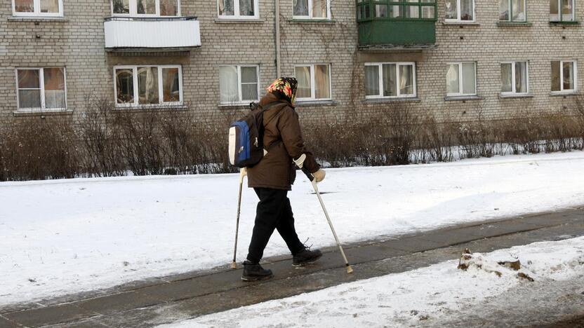 Rekomendacija: šaligatviams pasidengus sniegu, gyventojų prašoma būti atsargesnių ir saugotis pargriūti.