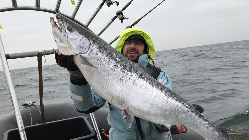 Gigantė: šią 14,9 kg svorio lašišą vadinamojoje inkarinėje pagavęs M.Riauka neslėpė džiaugsmo.