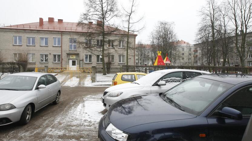 Problema: šalia lopšelio-darželio "Bitutė" nėra įrengtų normalių stovėjimo vietų.