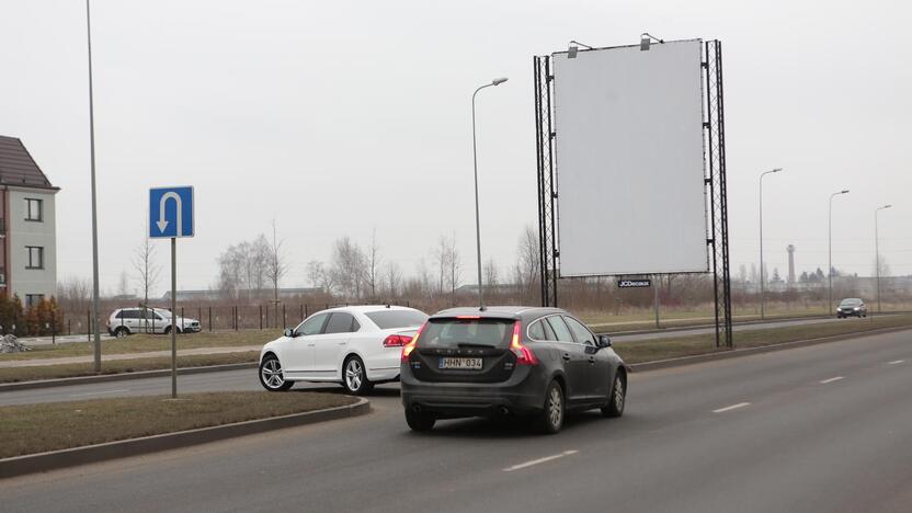 Vaizdas: šioje Šiaurės prospekto vietoje tik žemų automobilių vairuotojai gali gerai matyti pagrindiniu keliu važiuojančiuosius.