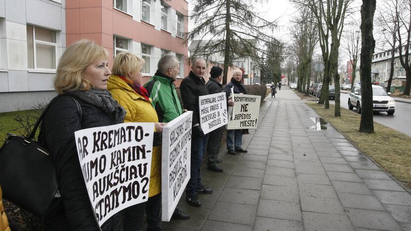 Metų pradžioje atkakliai pasipriešinę verslininkų užmojams mieste statyti krematoriumą gyventojai vėl sunerimo, kai paaiškėjo, jog nuo lapkričio 1-osios įsigaliosiantys įstatymai verslininkams suteiks nuolaidų dėl šio objekto atsiradimo.