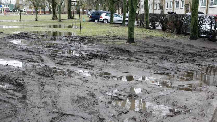 Būklė: kai kurie uostamiesčio daugiabučių namų kiemai primena bekelę.