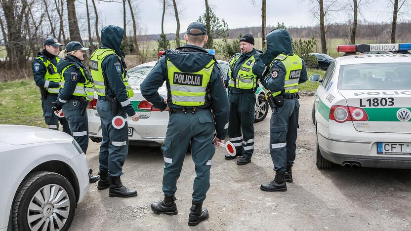 Patikra: kelių policininkai labai dažnai rengia reidus, kurių metu kreipia dėmesį ir į vairuotojų dokumentus.