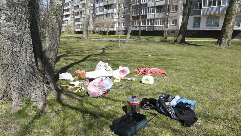 Netikėtumas: žmones šokiravo kažkieno atliekos, išmėtytos ką tik sužaliavusiame plote.