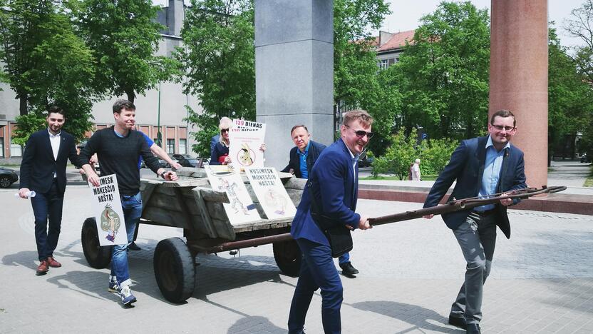 Sujudimas: protestuotojai su plakatais rankose išreiškė nepasitenkinimą didele mokesčių našta.