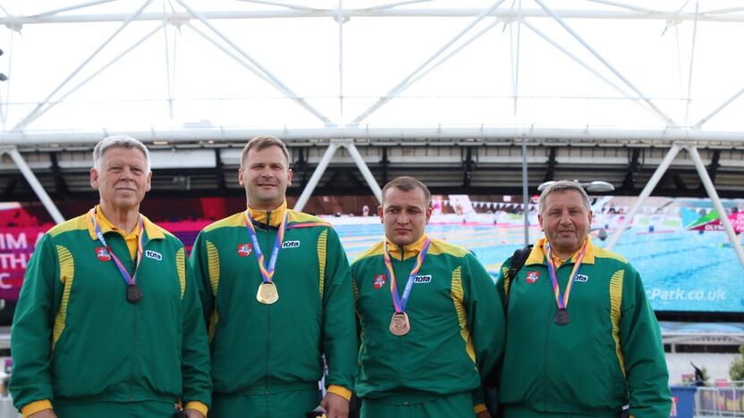 Triumfas: prie Londono olimpinio stadiono (iš kairės) – treneris R.Plungė, M.Bilius, D.Dundzys ir treneris J.Baltrušaitis.