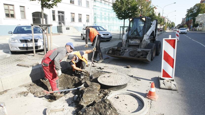 Darbai: kelininkai pradėjo remontuoti Liepų gatvės dalį, kur bus paklota nauja danga.