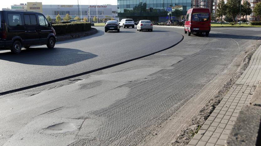 Smalsu: kai kurie vairuotojai stebėjosi, kodėl Baltijos prospekto ir Šilutės plento žiedinėje sankryžoje keičiami borteliai, o Baltijos ir Taikos prospektų – ne.