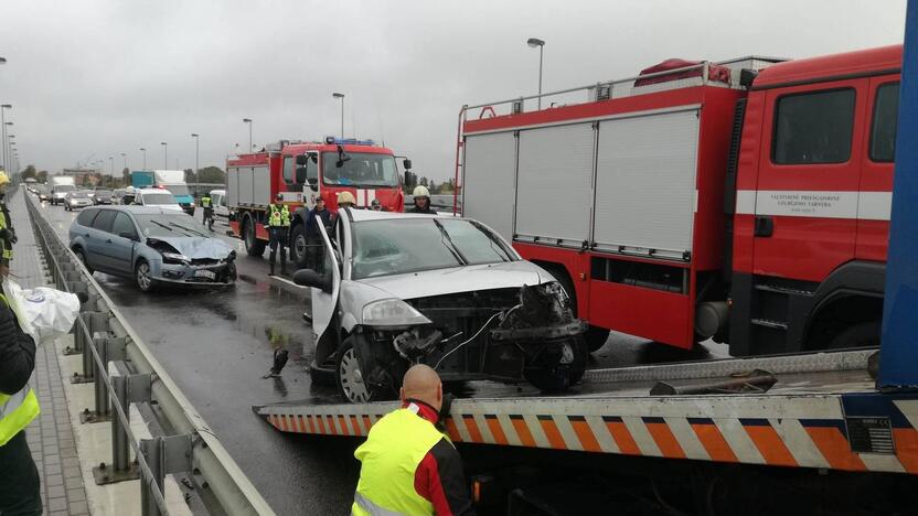 Aplinkybės: iki šiol nesama tikros žinios, kodėl svetimą automobilį vairavęs vyras agresyviai elgėsi judrioje gatvėje ir sukėlė avariją, kurioje pats žuvo bei sužalojo dvi moteris.