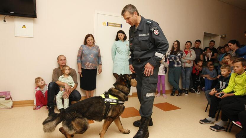 Vizitas: mažuosius Klaipėdos vaikų ligoninės pacientus vakar aplankė ketverių metų šaunus policininkų pėdsekys Hardas.