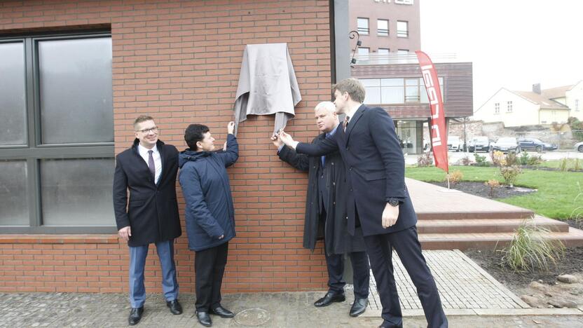 Sveikinimai: simboliškai Autentiškumo ženklo atidengimo ceremonija vyko prie istorinio pastato fasado.