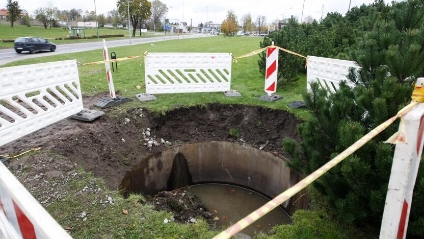 Įspėjimas: Liepų gatvėje, po Mokyklos gatvės viaduku, atsivėrė senas gamybinis šulinys, kurį žadama užpildyti gruntu.