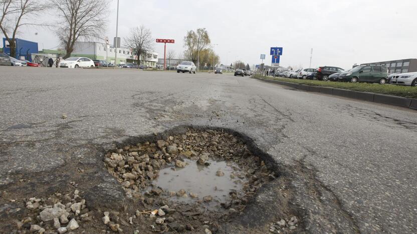 Situacija: apie atsivėrusias duobes klaipėdiečiai miesto prižiūrėtojus informuodavo ir žiemą – jos būdavo remontuojamos šalto asfalto būdu.