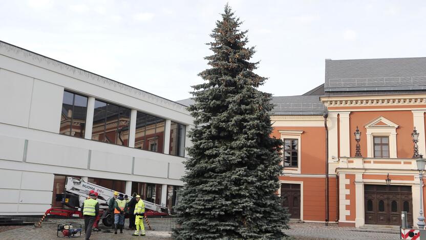 Simbolis: Teatro aikštėje jau stovi eglutė ir laukia įžiebimo šventės.