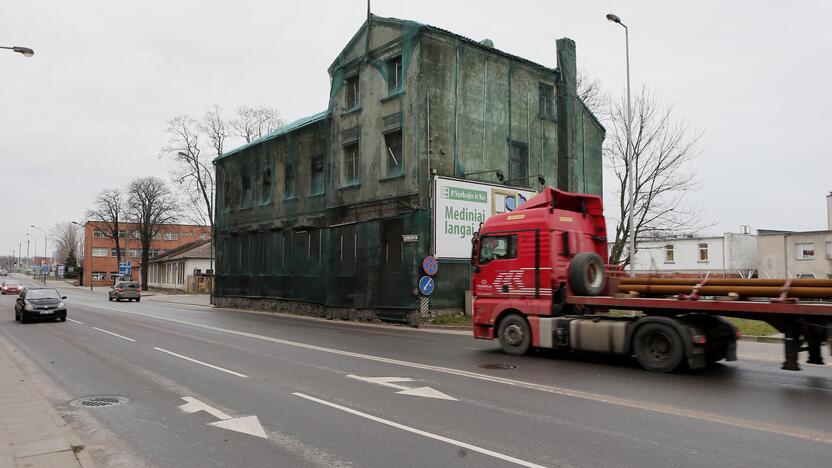 Situacija: Naujosios Uosto gatvės 5 pastatas jau seniai pripažintas avariniu.