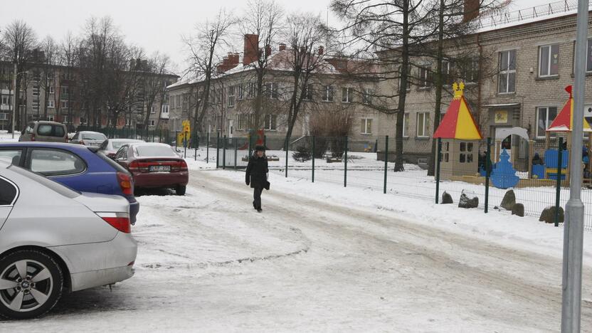 Situacija: gatvelė, vedanti į lopšelį-darželį "Bitutė", yra siaura – joje neprasilenkia du automobiliai. Čia nėra ir šaligatvių, tad tėvai su vaikais priversti eiti važiuojamąja kelio dalimi