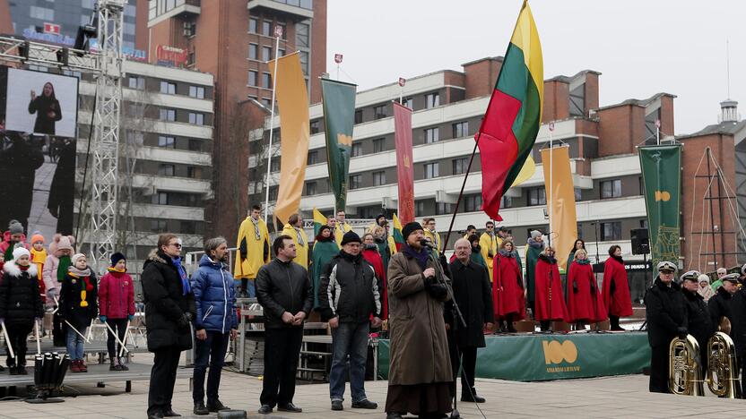 Pastabos: kai kurių dizainerių teigimu, mieste jau daugybę metų sistemingai nesilaikoma puošybos elementų per valstybines šventes tvarkos.