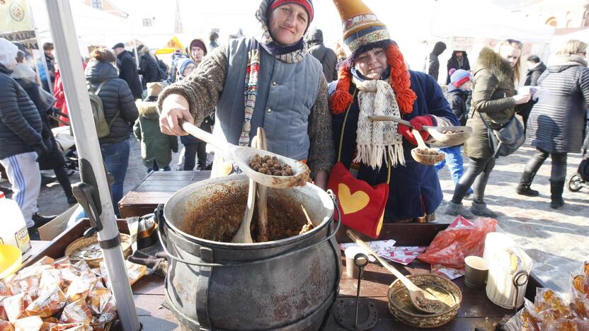 Tradicijos: tai – vienas nedaugelio renginių, kai vienoje vietoje susitinka skirtingų miestų ir šalių tautodailininkai, ūkininkai, kepėjai.