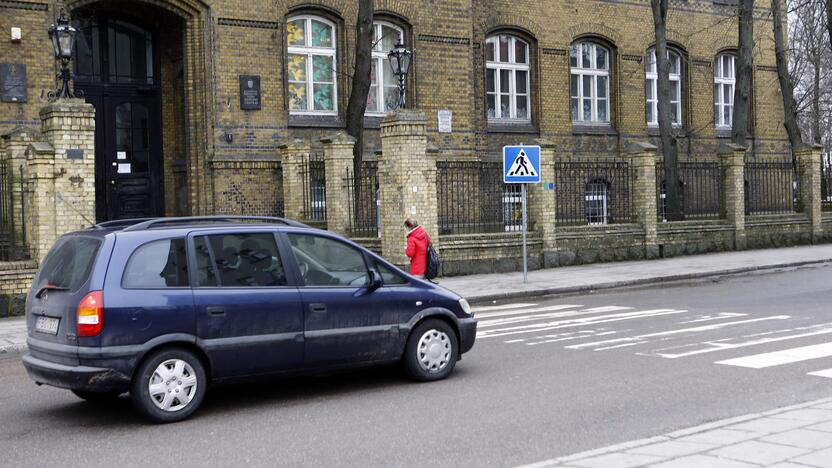 Sprendimas: ties Klaipėdos karalienės Luizės jaunimo centro įėjimu esančią pėsčiųjų perėją numatyta perkelti arčiau Vytauto gatvės.