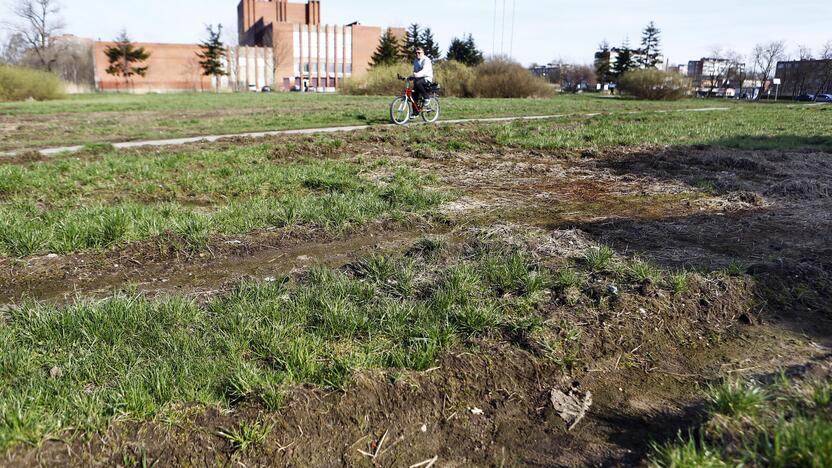 Nepasikeitė: praėjus daugiau nei pusei metų prie Žvejų rūmų tebematomi negražūs cirkų gastrolių pėdsakai.