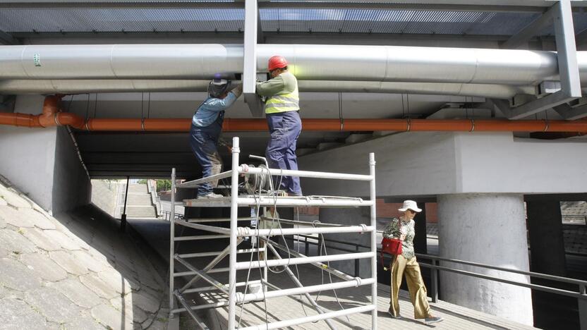 Sutvirtins: po geležinkelio viaduku sumontuotos papildomos atramos šilumos tinklams.