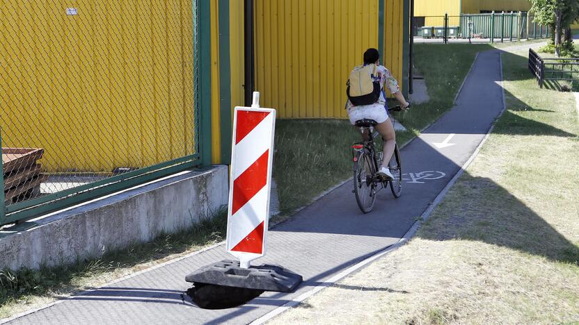 Pavojai: dviračių take ties Joniškės gatve dviratininkams tenka laviruoti, bandant aplenkti atsivėrusią smegduobę.