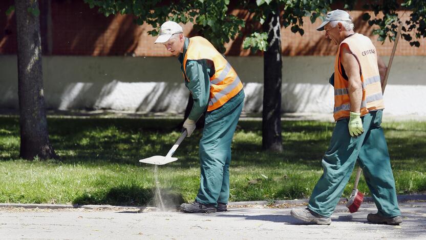 Susizgribo: ties "Aukuro" gimnazija didelis šaligatvio plotas ne vienerius metus buvo nutaškytas derva, kuri, įkaitus orams, tapdavo tarsi spąstais. Ir tik vakar, po pasipiktinusių klaipėdiečių signalo, šita klampynė buvo sutvarkyta.