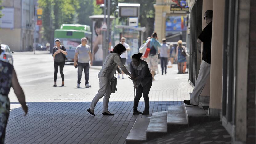 Problema: klaipėdiečiai skundžiasi, jog išmaldos prašytojų įžūlumui ribų nėra.