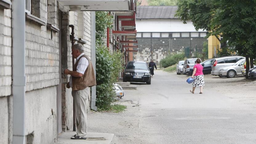 Pavojai: J.Janonio ir Švyturio gatvėse klaipėdiečiai tiesiai iš laiptinių žengia ant važiuojamosios kelio dalies.