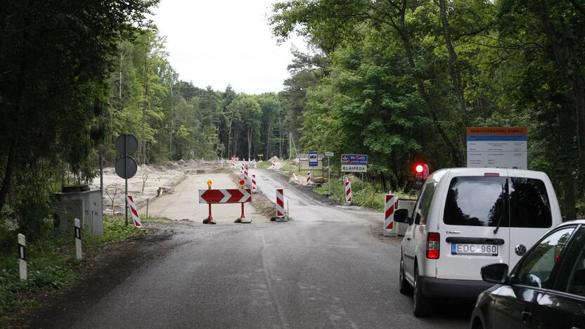 Darbai: rekonstruojamas kelio ruožas pajūrio link poilsiautojus verčia laukti arba rinktis kitą maršrutą.