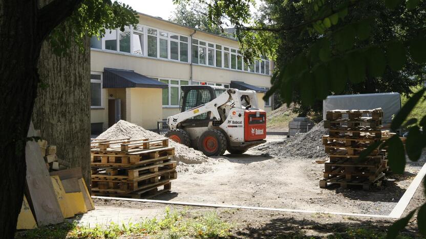 Situacija: vaikų lopšelio-darželio "Liepaitė" teritorijos renovacijos darbai siutina mažųjų tėvus, tačiau įstaigos vadovai mano, jog vertėtų džiaugtis, o ne pykti.