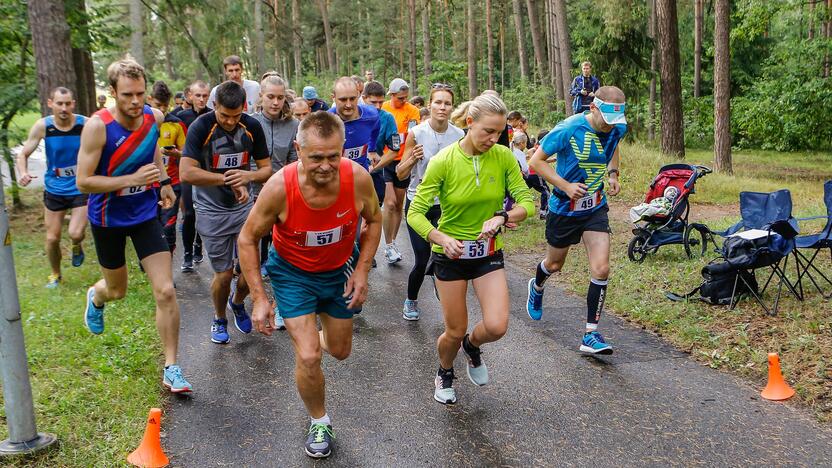 Startas: miško takais uostamiesčio bėgikai šeštadienį įveikė nemenkas distancijas, patyrę sportininkai bėgo net 42 kilometrus.