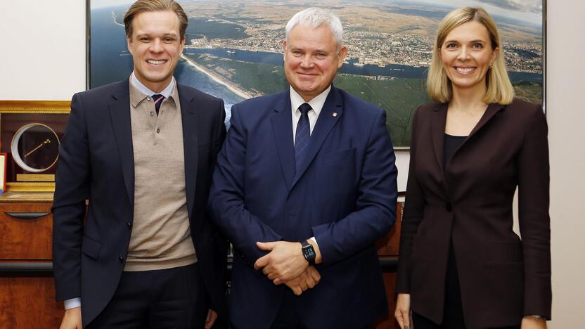 Pokštas: paprašius nusifotografuoti kartu, politikai G.Landsbergis (iš kairės), V.Grubliauskas ir A.Bilotaitė juokavo, kad ši nuotrauka puikiai tiks rinkimų plakatui.