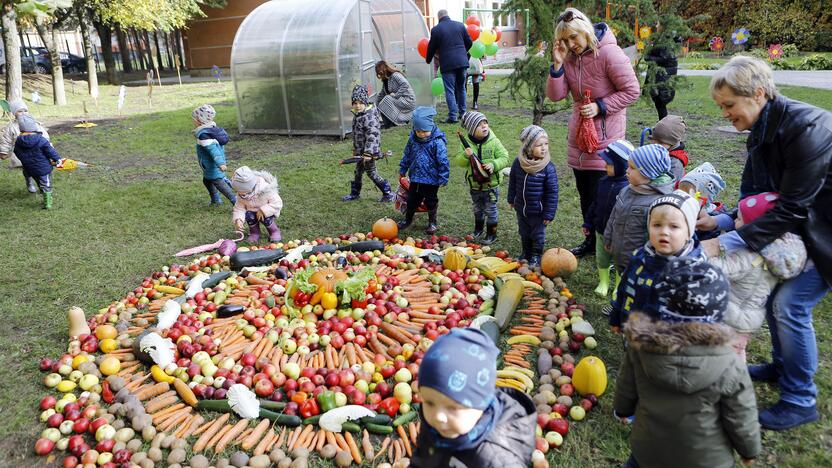 Gėrybės: vaikai džiaugėsi užaugintomis rudens gėrybėmis, prie kurių gausos kažkiek prisidėjo ir patys.