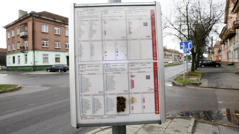 Nuostoliai: žiebtuvėliu apdegintas autobusų grafikų stovas – Klaipėdos kasdienybė.