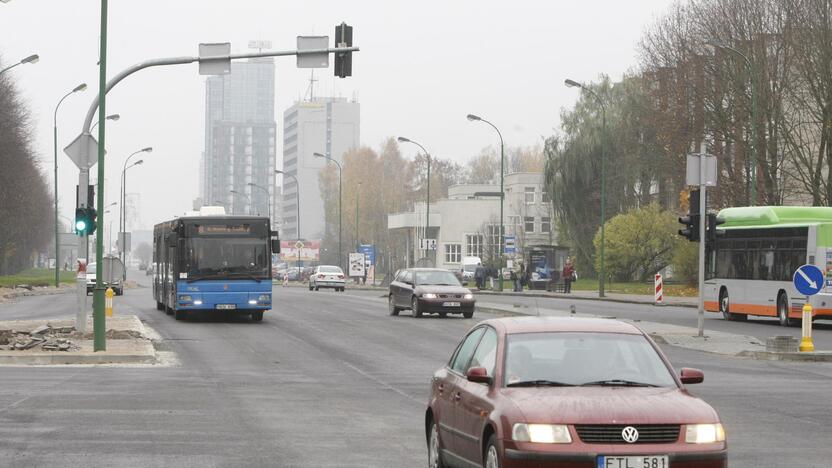 Pokyčiai: viešajam transportui skirta juosta galės naudotis daugiau nei keturis keleivius vežantys automobiliai.