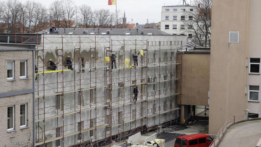 Darbai: statybininkai žada per mėnesį sutvarkyti Klaipėdos rotušės vidinio kiemo sieną