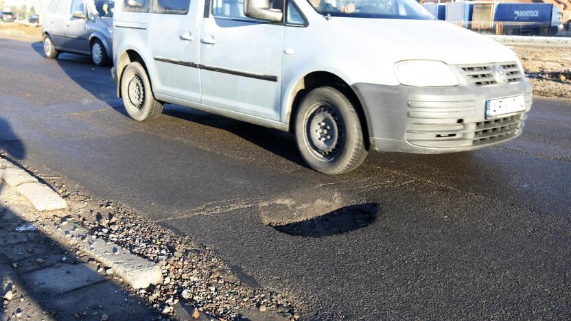 Grėsmė: važiuodami duobėtu keliu, vairuotojai baiminasi sugadinti automobilius.