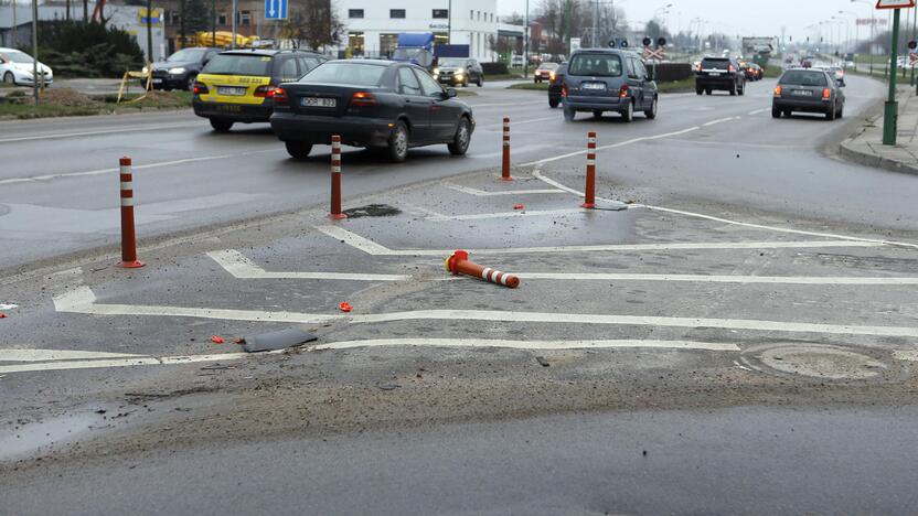 Situacija: sulaužytą stulpelį pakeitus nauju problema išspręsta nebūtų, mat, siekiant užtikrinti eismo saugumą, sankryžą būtina modernizuoti.