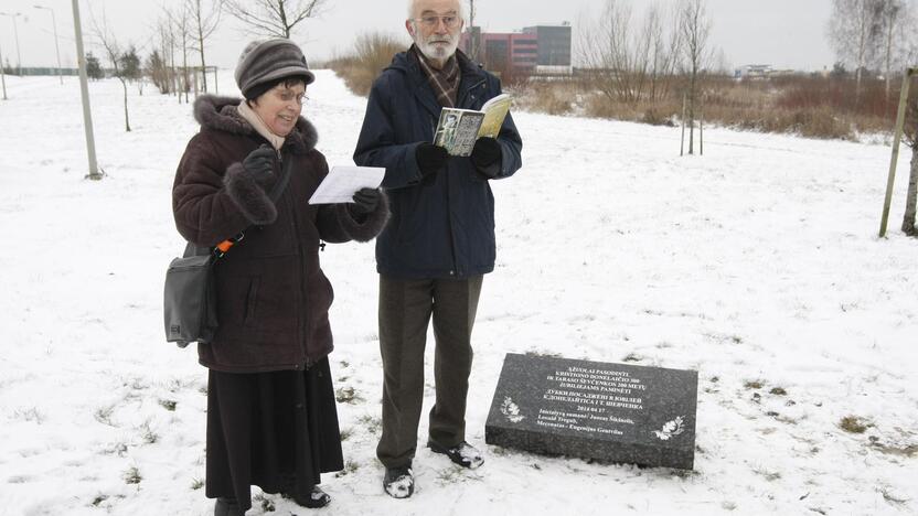 Poezija: L.Tregub prie atminimo didiesiems poetams lentos skaitė savo kūrybos eiles, į lietuvių kalbą jas išvertė klaipėdietė Nijolė Puzanauskienė.