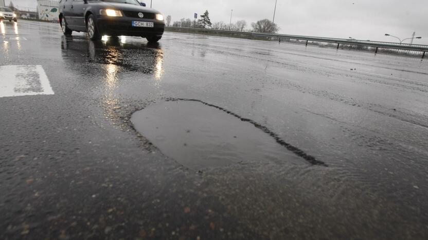 Nuostoliai: dėl gatvėse susidariusių kelio įlūžų kasdien niokojami vairuotojų automobiliai.