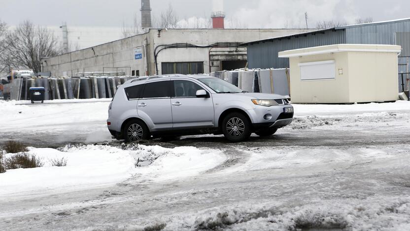 Situacija: dėl pasenusių, duobėtų kelių buvusios prekybos bazės teritorija primena kliūčių ruožą.