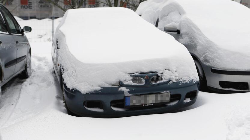 Pinigai: už neeksploatuojamas ir likimo valiai paliktas transporto priemones baudos siekia iki 300 eurų.