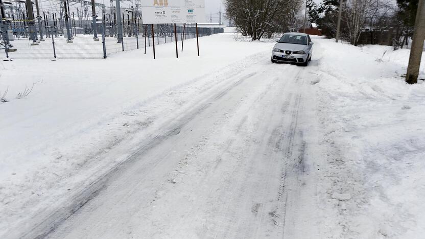 Pavojus: gyventojai piktinasi esą prastai prižiūrėtais rajono keliais.