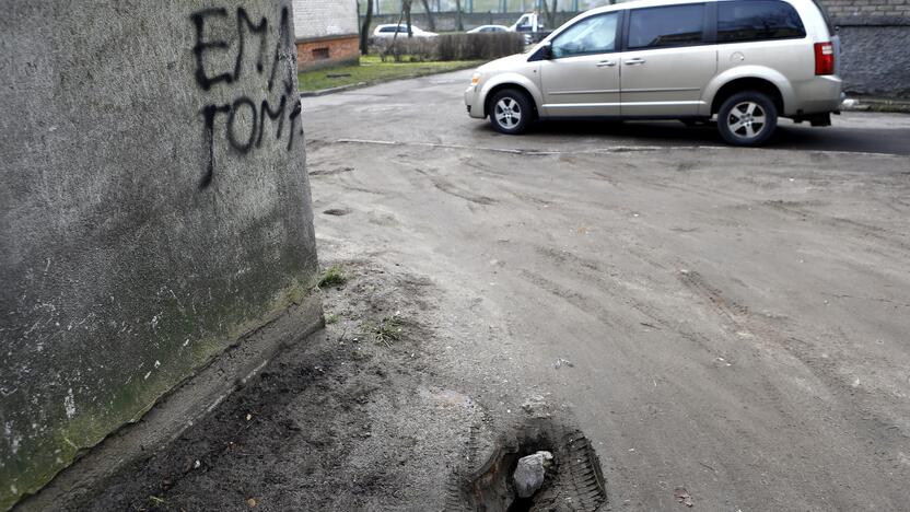 Netikėtumas: nutirpus sniegui, Švyturio gatvės gyventojai pamatė kasdien vis didėjančią duobę.