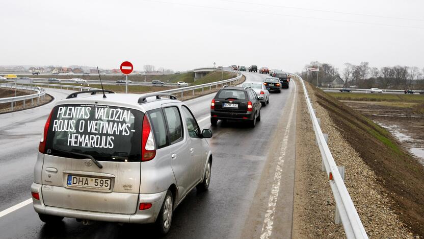 Norai: štai taip prieš dešimt metų piketavo Aukštkiemių kaimo gyventojai, uždraudus  posūkius į kairę Palangos plente.