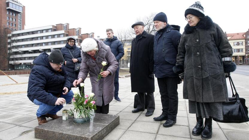 Atminimas: po 30 metų nuo V.Vičiulio žūties jo našlė ir draugai susitiko prie susideginimo vietą žyminčio paminklo.