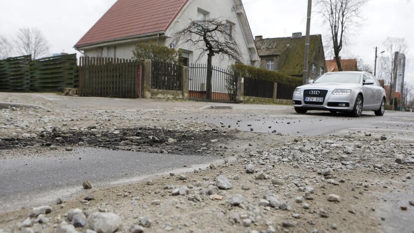 Situacija: klaipėdiečiai baiminasi, jog, užbaigus vandentiekio tinklų rekonstrukciją, gatvė taip ir liks duobėta.