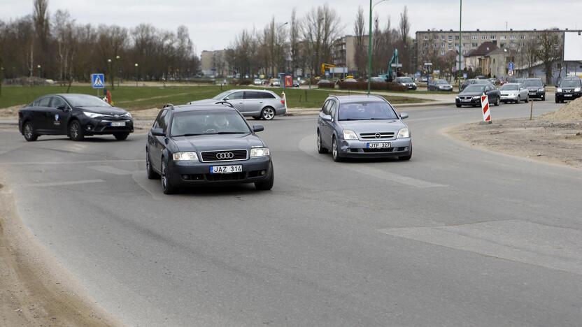 Pavojus: vairuotojai baiminasi, jog, neatnaujinus gatvių ženklinimo, avarijų išvengti nepavyks.