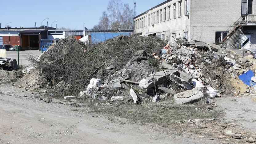 Vaizdas: klaipėdiečiai piktinasi, jog mieste vis dar stūkso kalnai šiukšlių.